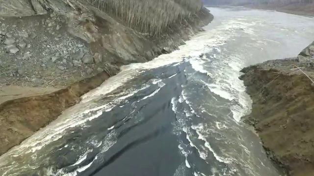 Река Бурея расширяет пробитый военными проран через оползень 7 мая 2019 съемки МЧС