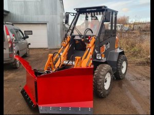 Фронтальный погрузчик Krab373. Толкаем грунт