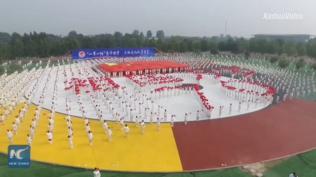 10,000 people perform Tai Chi in central China смотреть онлайн