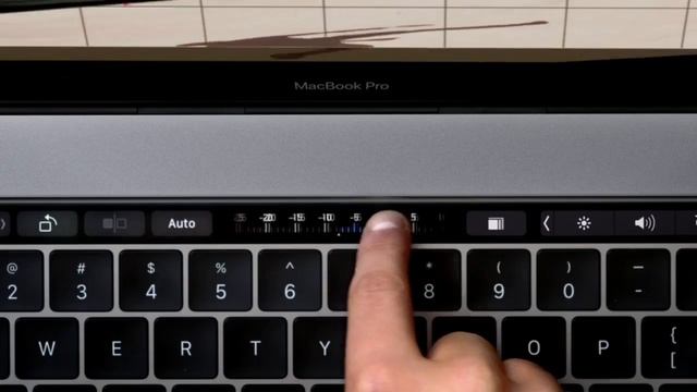 MacBook Pro — QWERTY (На русском языке) смотреть онлайн