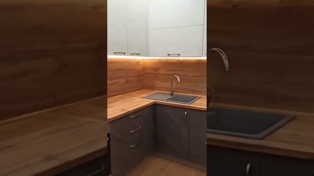 Кухня со столешницей под дерево и фасадами TSS Astra смотреть онлайн