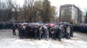 13 апреля 2014 г  Запорожье   300 запорожцев  в окружениее у