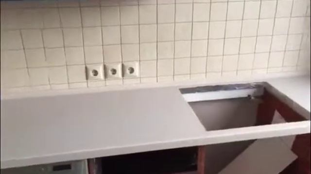 Прямая столешница с интегрированной мойкой и 5-ю проточками, переходящая в подоконник смотреть онлайн