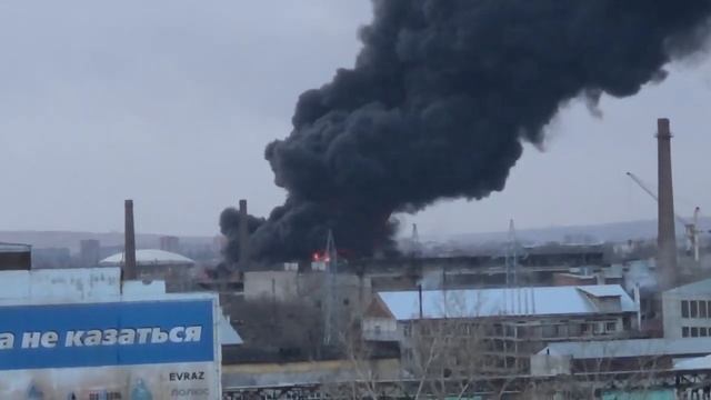 Горит кровля склада на КРАСМАШе смотреть онлайн