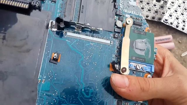 Раздолбаный ноутбук toshiba (на помойке) смотреть онлайн