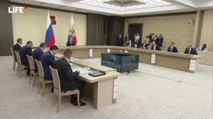 Владимир Путин проводит совещание с членами правительства