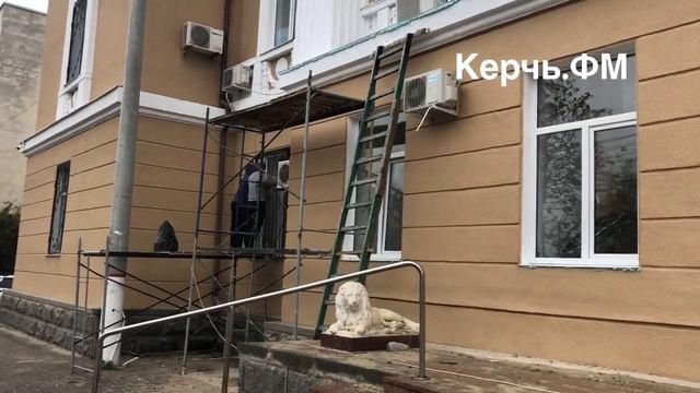 Ремонт фасада здания суда в Керчи на завершающем этапе смотреть онлайн