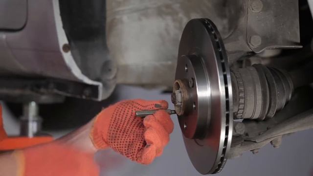 Bruksanvisning: Hvordan bytte Fremre bremseskiver, Fremre bremseklosser på RENAULT CLIO 2 смотреть онлайн