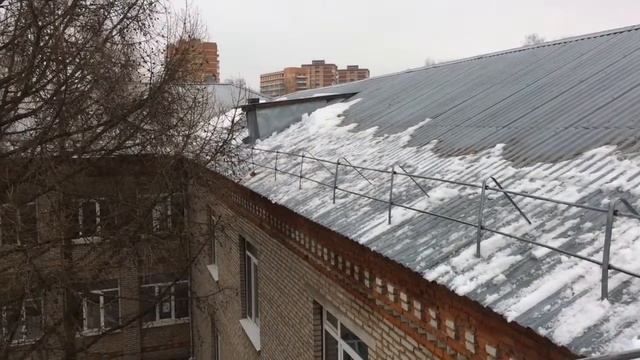 Уборка наледи с крыши смотреть онлайн
