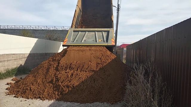 Привезли песок на объект