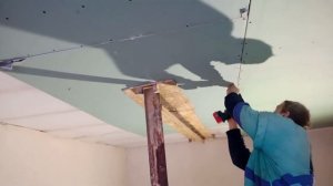 Укладка гипсокартона 9мм  в одиночку на наклонном потолке к деревянным перекрытиям.