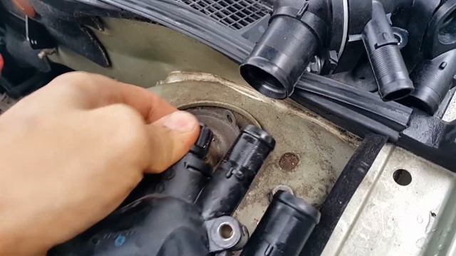 Renault Megane 1,9dci 1999 thermostat housing replacement. смотреть онлайн
