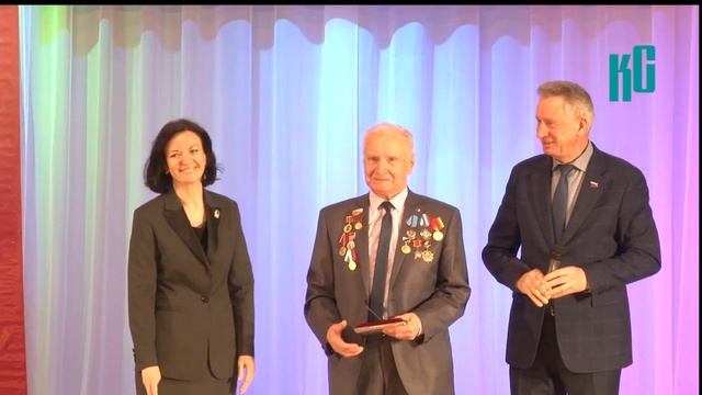 Глава города Елена Фомина вручила Владимиру Кузьмичу почётный знак «Ковров – город воинской славы» смотреть онлайн