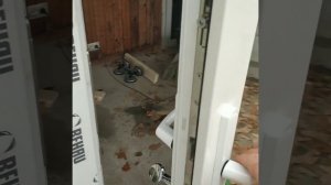 Как работает нажимной гарнитур ,на пластиковой двери. Как работает многозапорный замок.