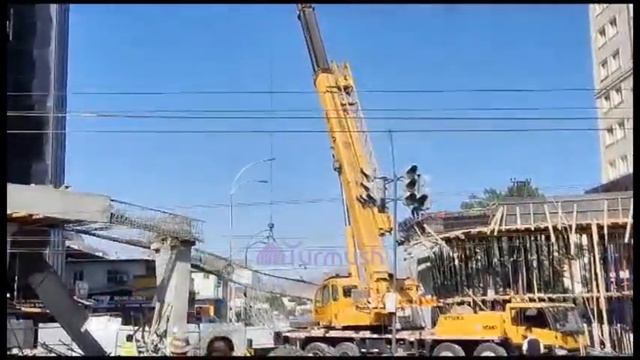 Ош шаарында курулуп жаткан жер үстүнөн өтүүчү өтмөктүн бир бөлүгүнүн цементи урап түштү смотреть онлайн