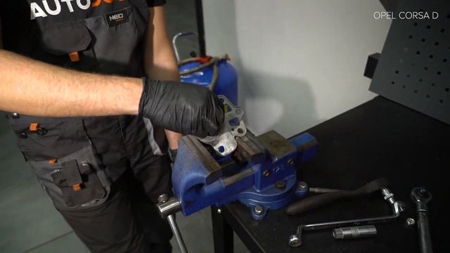 Hoe een schokdemper achteraan vervangen op een OPEL CORSA D [AUTODOC-TUTORIAL] смотреть онлайн