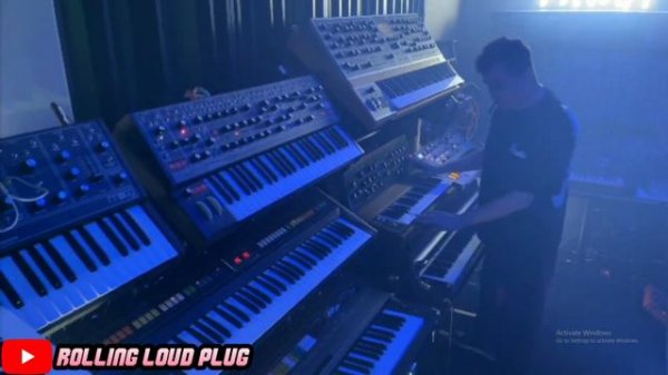 MIKE DEAN PLAY SOME FIRE SYNTHS - SYNTH LIVESTREAM