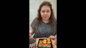 Мукбанг Роллы нежнятские/Рассказала доче про девяностые годы