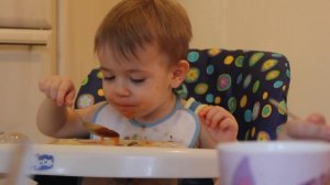 ребенок кушает суп с лапшой (почти 3 года)