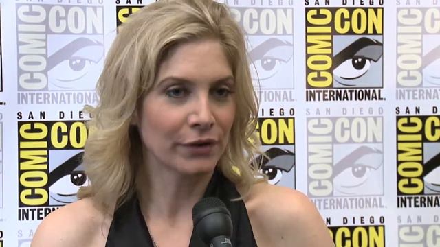 Elizabeth Mitchell is Erica Evans on V смотреть онлайн