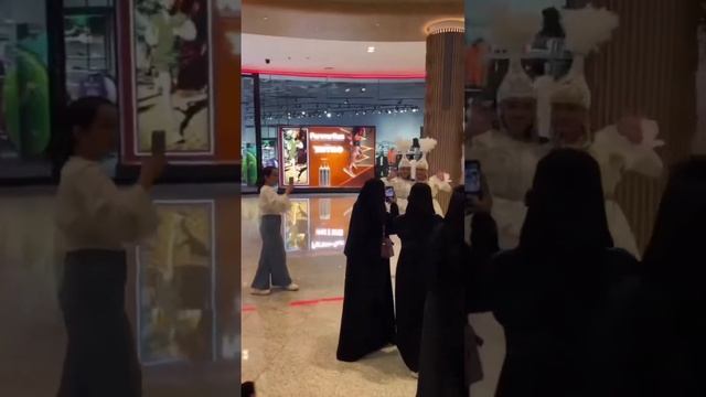 Казашки в национальных костюмах в Дубае -Мы в Дубай молле, посмотрим на реакцию людей. смотреть онлайн