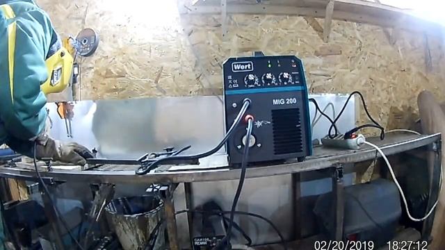 Инверторный сварочный полуавтомат WERT MIG200