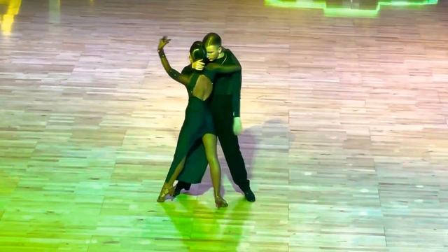 Илья Волков и Екатерина Стасюк Royal Ball 2021 Взрослые Презентация смотреть онлайн