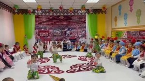 Узбекский танец для детей. мальчики танцует узбекский танец. В детском саду