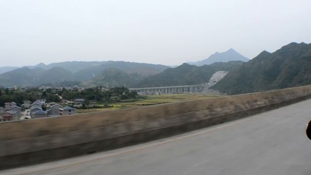 Driven from Zhangjiajie Airport to Wullinyuan смотреть онлайн