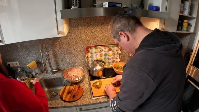Скупаем пол магазина добра, строим стену от соседей и готовим долму в дровяной печи. смотреть онлайн