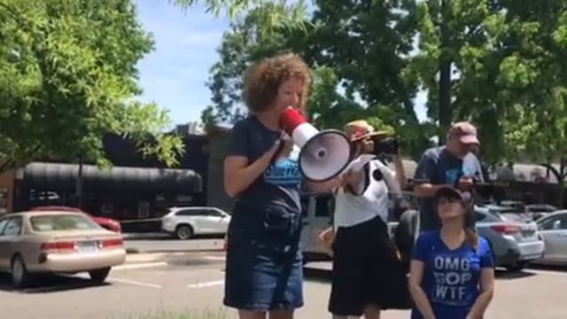 Ashland Oregon impeachment rally смотреть онлайн
