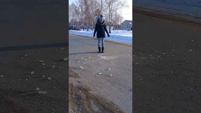 Вот какая сосулька бывает . Икак они разбиваются?? смотреть онлайн