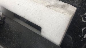 Трещина в памятнике из гранита