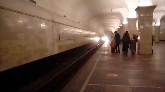 81-740/741.1 "Русич" №31 на станции метро Кропоткинская,Сокольническая линия. смотреть онлайн