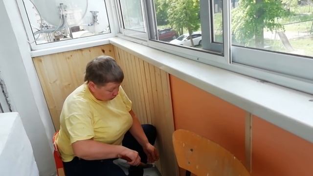 Ремонт в хрущевке женщинами.  Доделали вагонку на балконе.