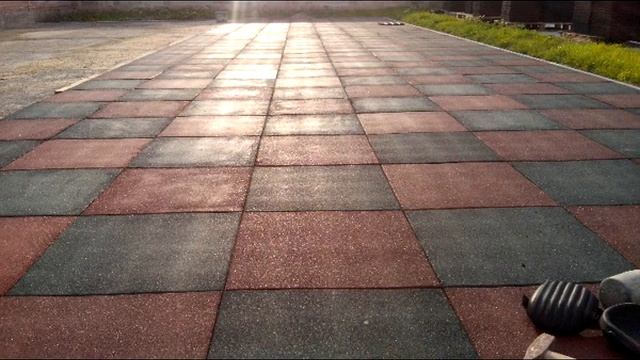 Как сделать Резиновое покрытие для детских площадок своими руками!!! (Субтитры) смотреть онлайн