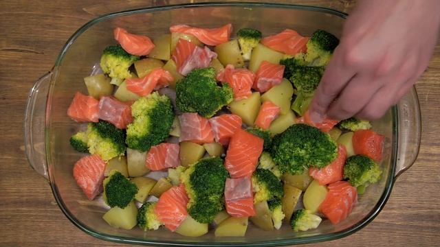 Лосось с брокколи и картофелем в сливочно-чесночном соусе запечённый в духовке. смотреть онлайн