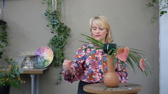 How to make a flower arrangement -Step by Step tutorial - HOW TO ARRANGE FLOWERS IN FOAM смотреть онлайн