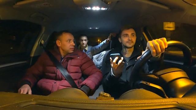 ПСИХИЧЕСКИ НЕНОРМАЛЬНЫЙ ПАССАЖИР НАБРАСЫВАЕТСЯ С КУЛАКАМИ В ТАКСИ смотреть онлайн