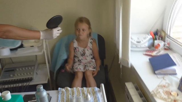 ПРОКАЛЫВАЕМ Ушки БОЛЬНО или Нет? Маша Чуть не Заплакала /// Masha PrankShow