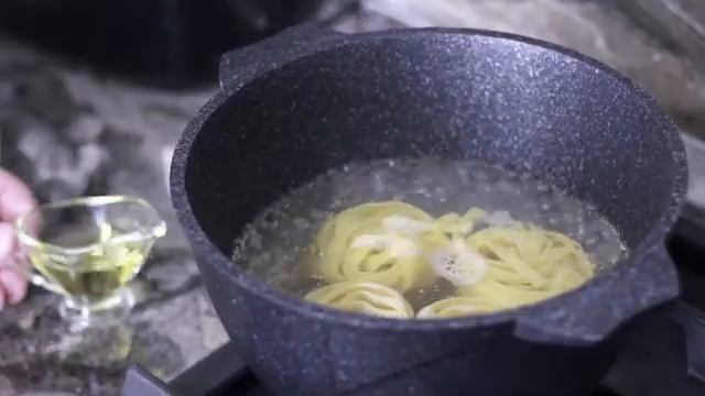 ИТАЛЬЯНСКАЯ ПАСТА СО СПАРЖЕЙ И КРЕВЕТКАМИ ? САЛАТ С РУККОЛОЙ И КРЕВЕТКАМИ ?? смотреть онлайн