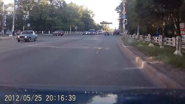 мерс и трактор 1.avi смотреть онлайн