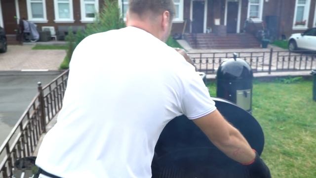 Рулетики из курицы с сыром на угольном гриле Weber смотреть онлайн