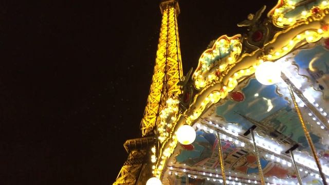 Carousel near the Eiffel Tower 2/2 смотреть онлайн