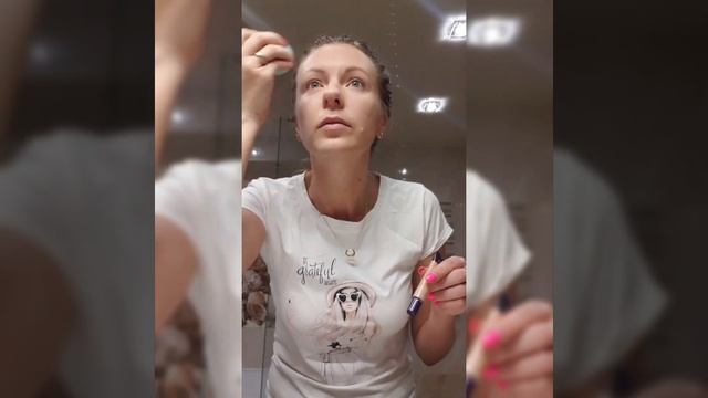 Видео-обзор шелковой тональной основы Giordani Gold, пользовалась спонжем для макияжа, код 29924 смотреть онлайн