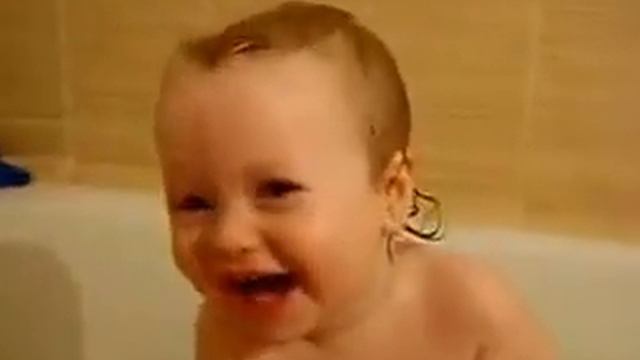 Малышка хохочет! смотреть онлайн