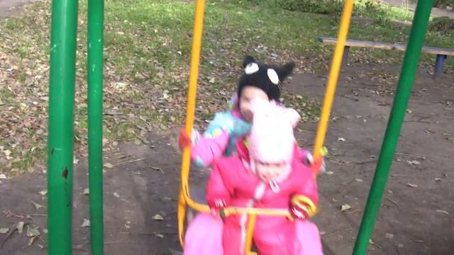 Дети играют на детской площадке, катаются с горки, на качелях и танцуют. смотреть онлайн