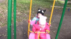 Дети играют на детской площадке, катаются с горки, на качелях и танцуют.