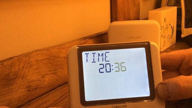 How to program a salus RT520 RF programable room thermostat the easy way. смотреть онлайн