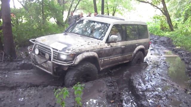 Девушка на паджеро штурмует лужу на 35" BFGoodrich смотреть онлайн